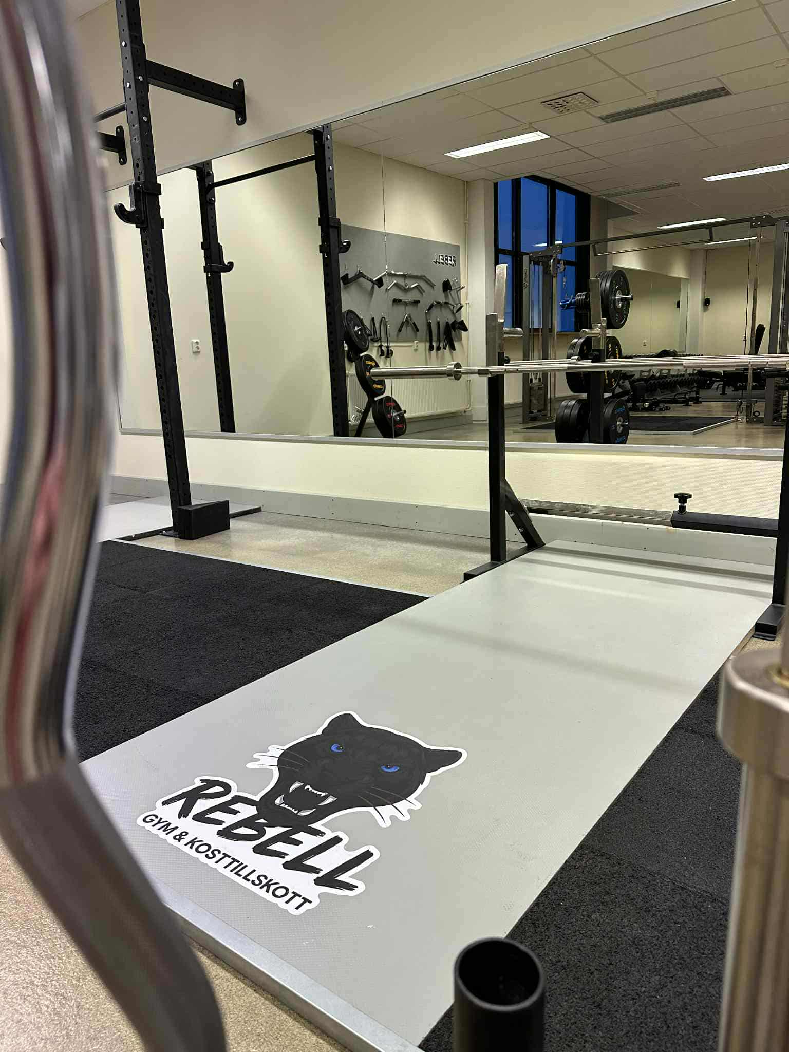 Rebells pantermärke tryckt på lyftplattformen
