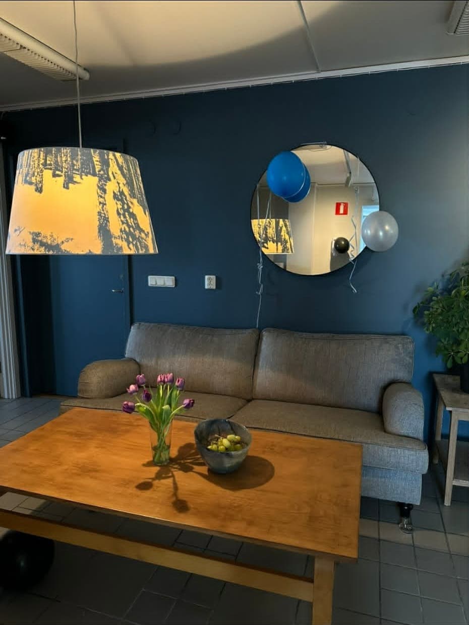 Loungen med soffa, soffbord och spegel